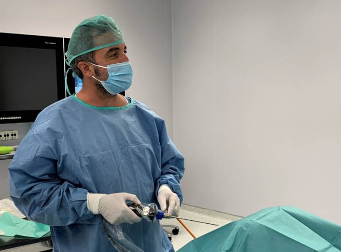 El doctor Mozo en quirófano.