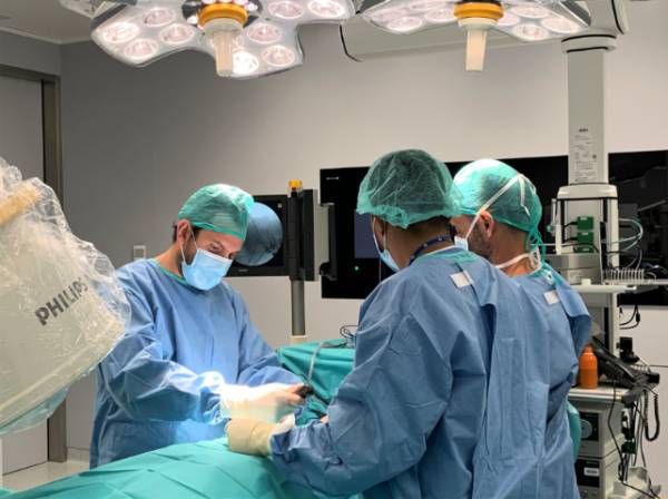 El doctor Barbeito durante una intervención en quirófano.