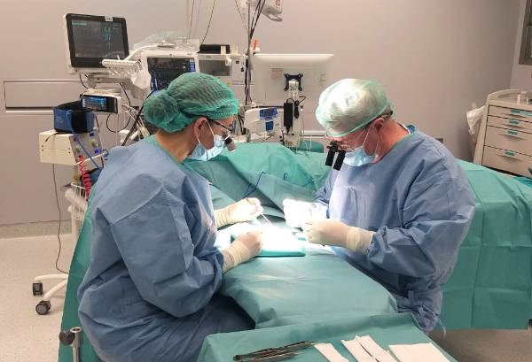 Los doctores Uceda y Zafra en quirófano