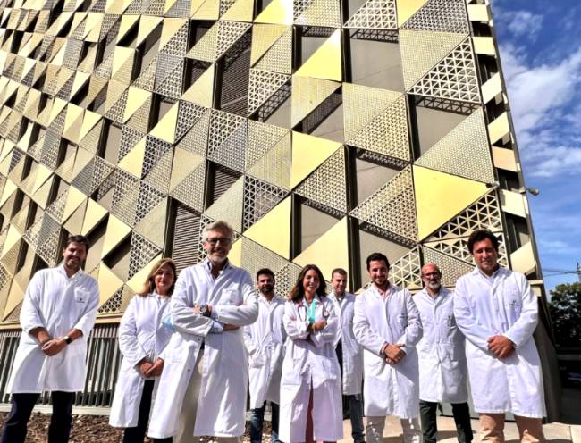 El doctor Rafael Cuenca, tercero por la izquierda, junto al resto de miembros del servicio.
