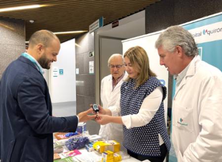 Claudia Medina realiza un control de glucemia a Luis Luengo.