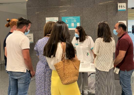 Pacientes y familiares en la mesa de prevención del cáncer de piel.