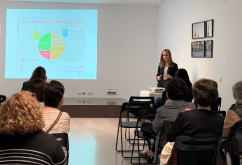 Lourdes de la Bastida impartiendo en taller sobre nutrición para pacientes con diabetes.