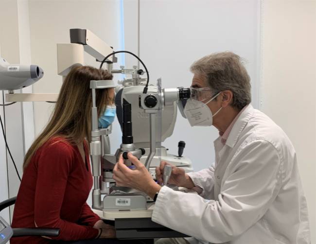 El doctor Bergillos en consulta con una paciente.