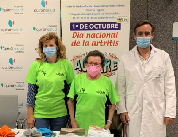 El doctor Romero junto a pacientes de la asociación ACOARE.