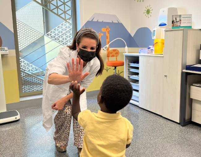 La doctora Jiménez y el pequeño Taariq en consulta de revisión tras la intervención.