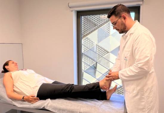 Ismael Luque con una paciente en consulta.