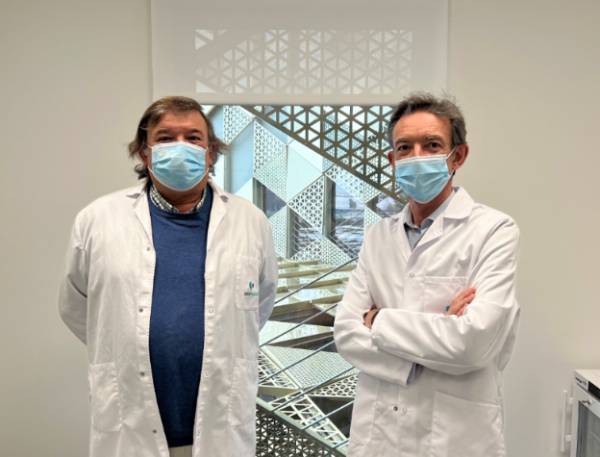 De izquierda a derecha, los doctores José Enrique y Balbino Povedano.