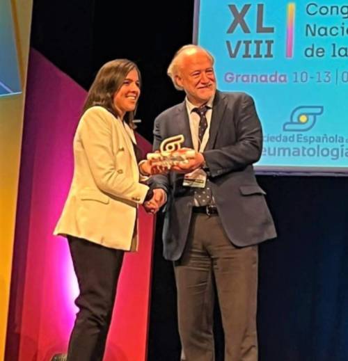 La doctora Laura Bautista recoge su premio.