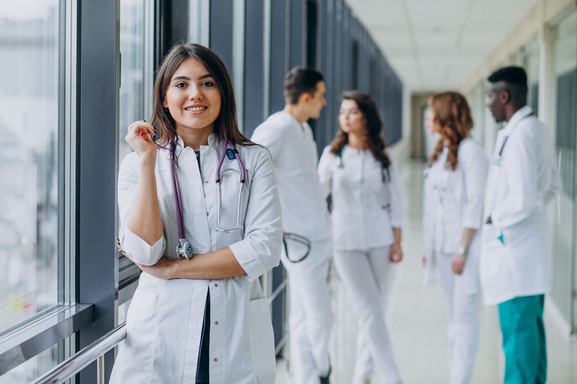 joven-doctora-pie-pasillo-hospital