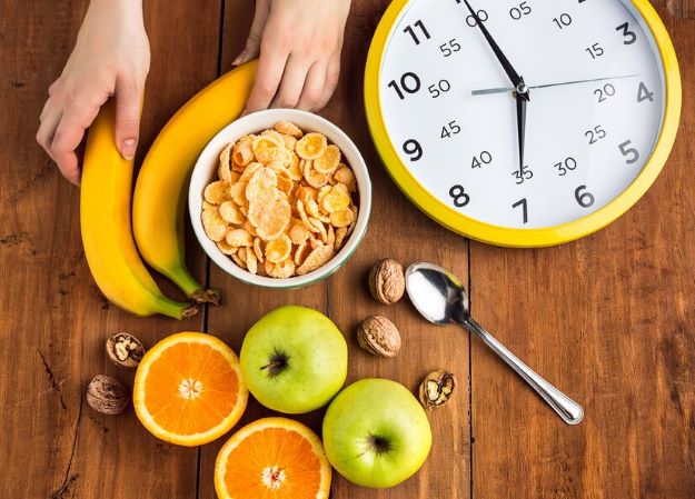 saludable-desayuno-casero-muesli-manzanas-frutas-frescas-nueces_155003-10069