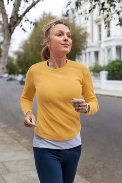 okmedium-shot-woman-running-outdoors