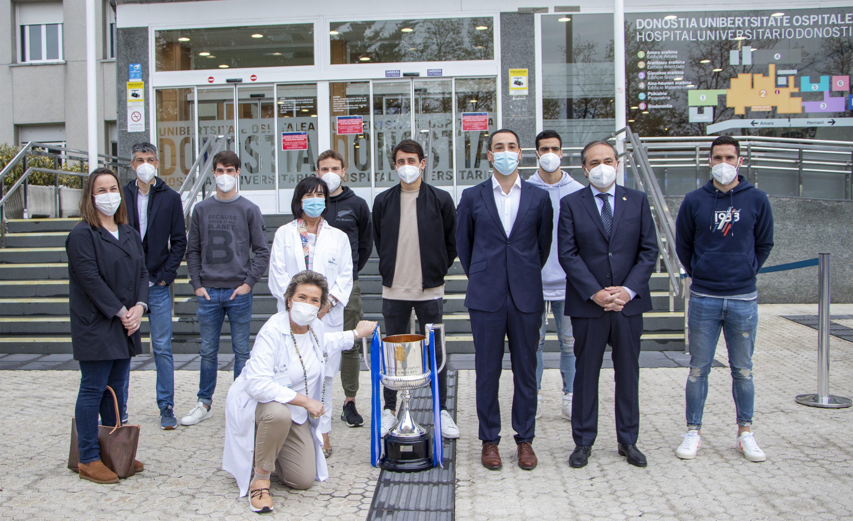 La Real Sociedad dedica la Copa del Rey a los sanitarios 1