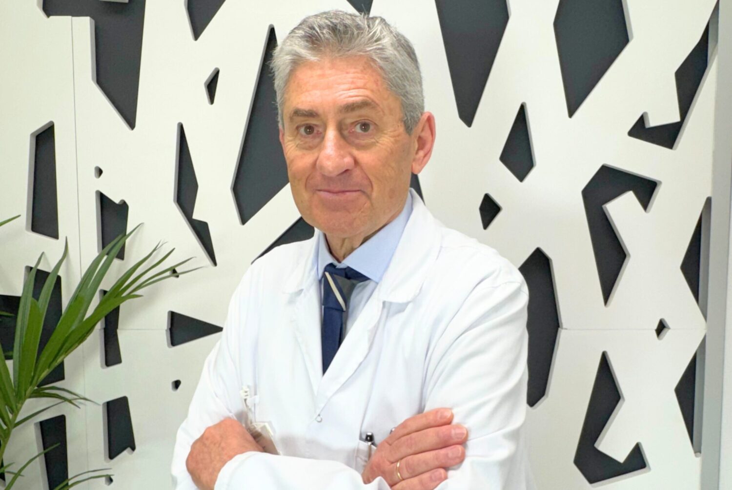 Dr.-Ricardo-Cuellar-2048x2048-1-e1746524378489-1500x1004