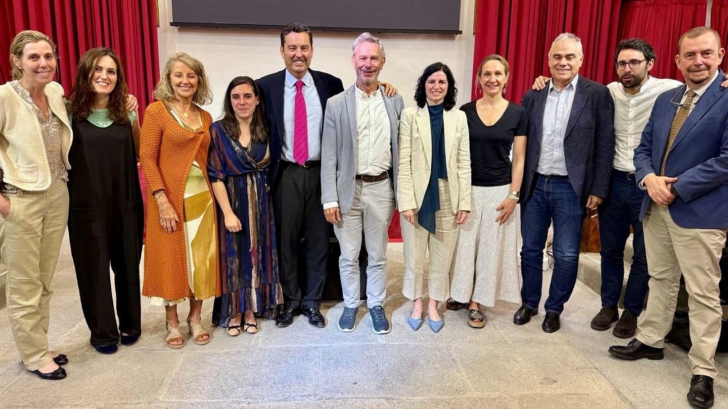 Los dres. Martínez-Amores y Durán (1ª y 5º por la izda), junto al resto de participantes en el simposio