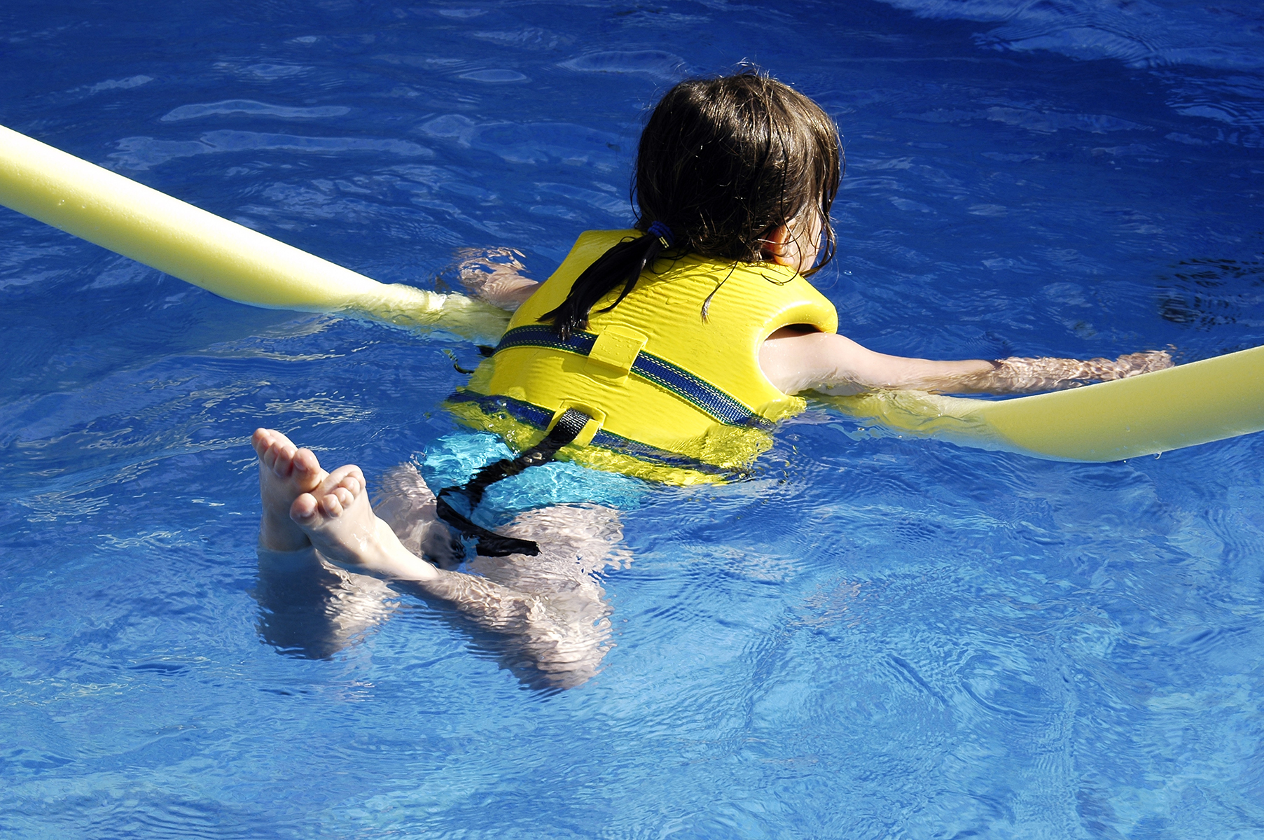 niña_piscina