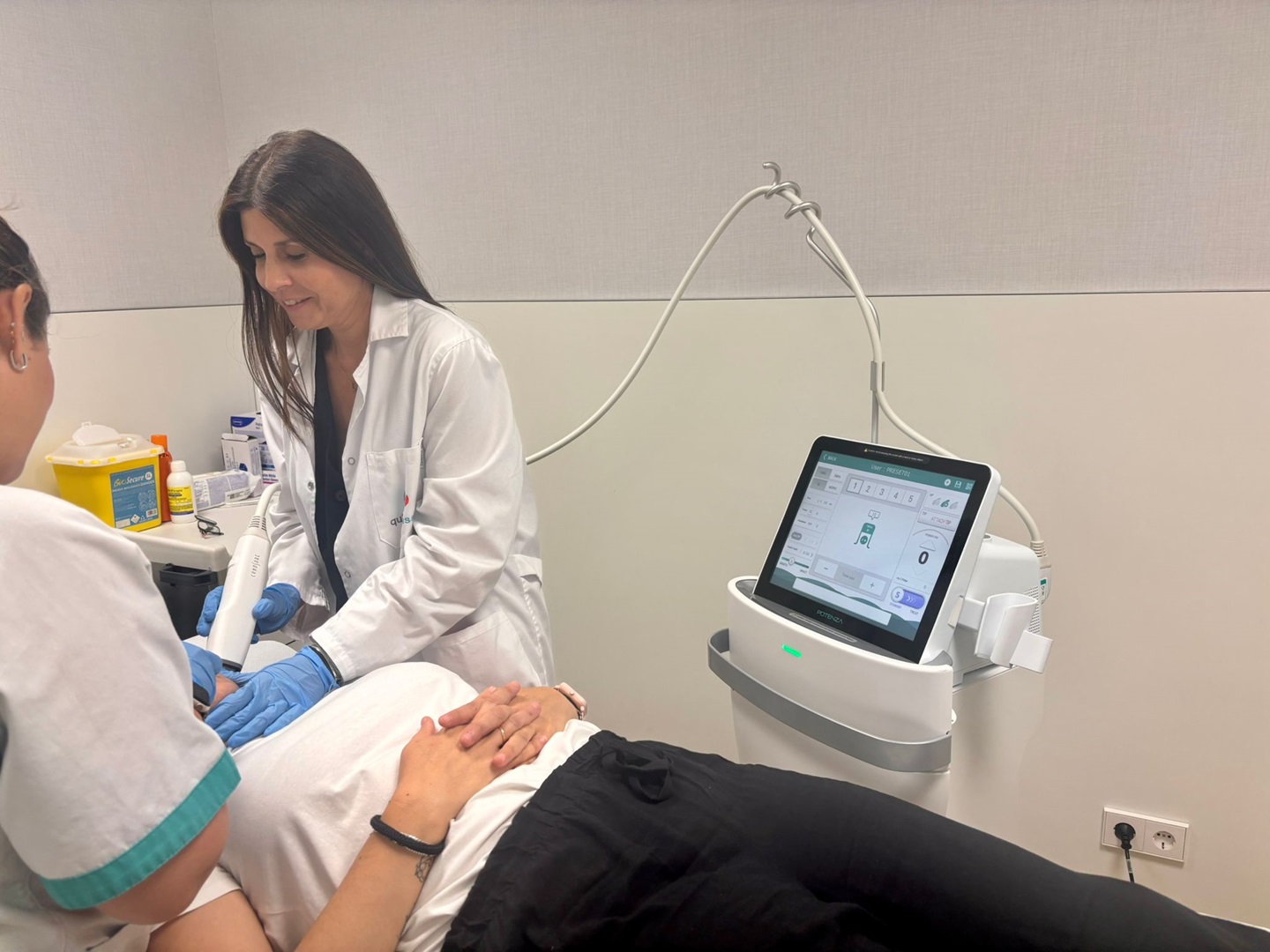 doctora De Arriba aplicando tratamiento radiofrecuencia con microagujas Medicina Estetica Quirónsalud Toledo