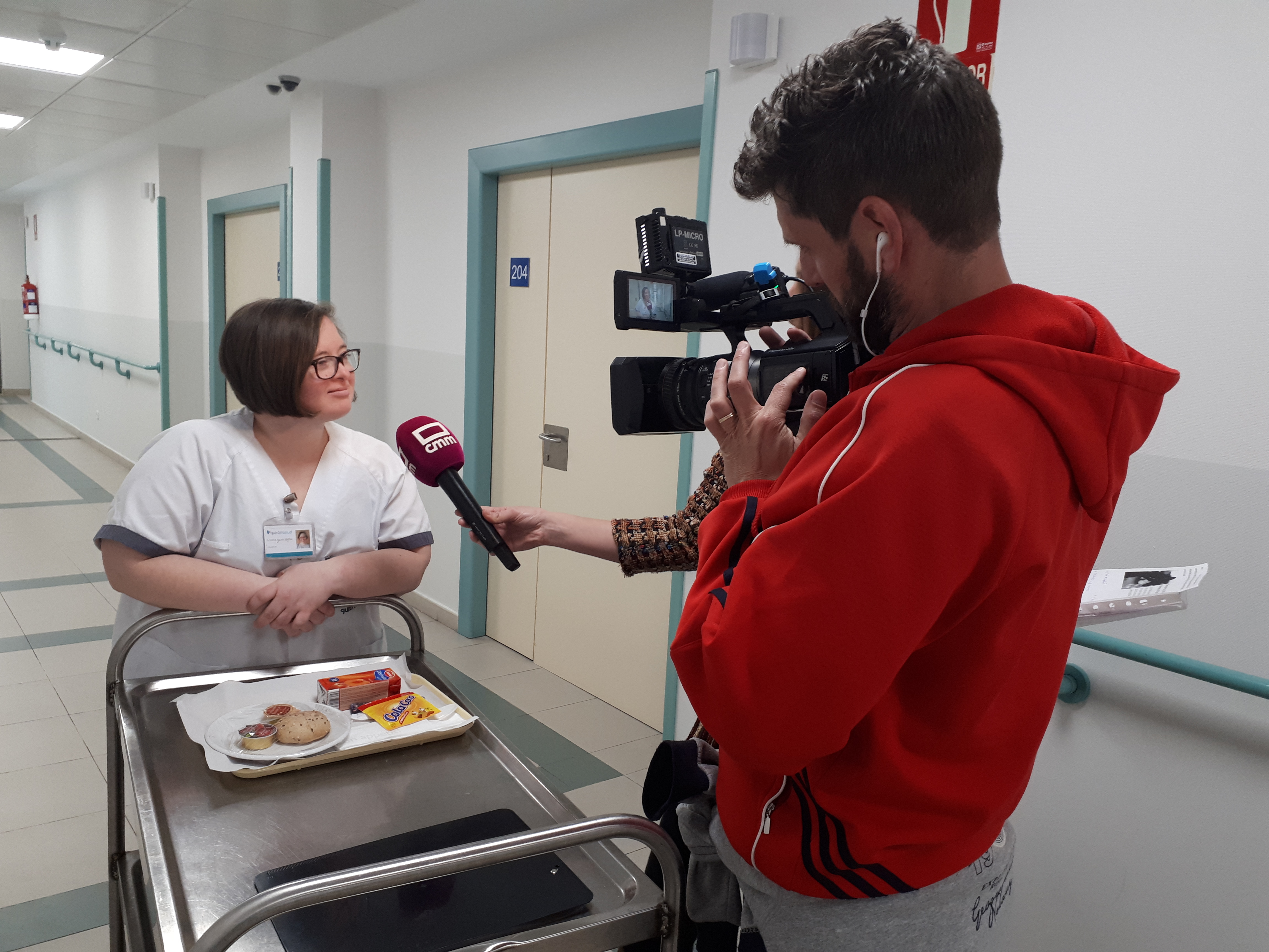 Cristina grabando reportaje CMMedia