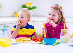 Comida sana cinco veces al día y una correcta educación alimentaria, bases del menú infantil