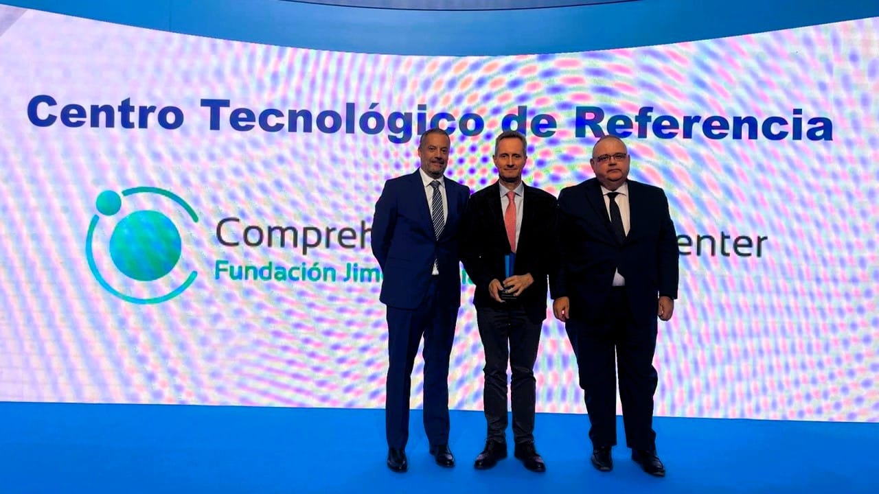 El Dr. García-Foncillas en el momento de recoger el premio al Comprehensive Cancer Center