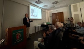 Un momento de la intervención del Dr. García Ruiz Espiga