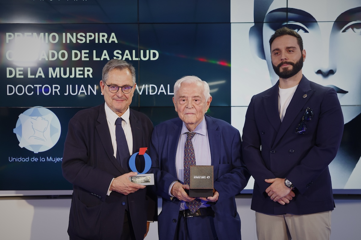 Dr. Juan Vidal con el premio