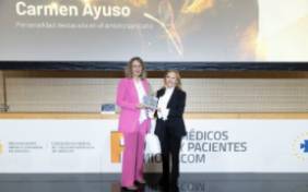 La Dra. Ayuso en el momento de recibir el premio Médicos y Pacientes, entregado por la OMC