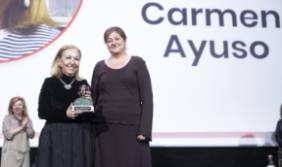 Dra. Ayuso en el momento de recibir el Premio Mujeres Científicas, entregado por la revista Muy Interesante
