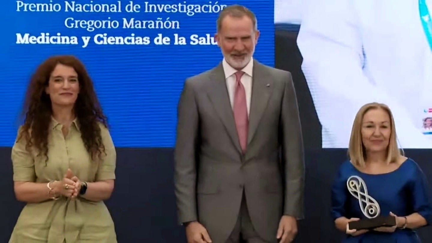 La Dra. Ayuso recibió el premio de manos de Su Majestad el Rey