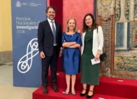 La Dra. Ayuso junto al Dr. Javier Arcos, gerente de la FJD, y Amaya Mendikoetxea, rectora de la UAM, tras recibir el galardón