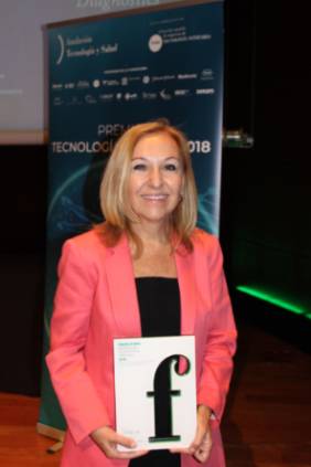 La Dra. Ayuso posa con el Premio