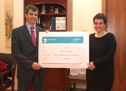 Adolfo Fernández Valmayor, director general de IDCsalud, entrega a Patricia Trigales, de Colaboraciones Estratégicas de Médicos Sin Fronteras