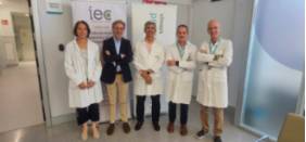 Dres. Silvia Fuertes y José Mateos, en el centro, con director gerente y Dirección Médica Quirónsalud Málaga copia