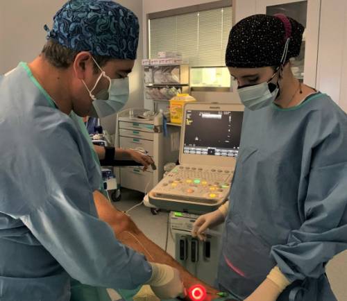El doctor Sánchez Maestre realiza una ciguría de varices a través de endoláser