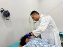 El doctor Amir con una paciente