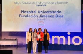 Las dras. Vázquez, Ortega y Paniagua, recogiendo el Premio BiC a la Fundación Jiménez Díaz como Mejor Hospital en “Endocrinología y Nutrición”