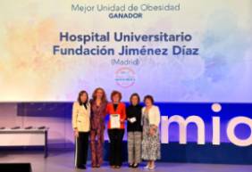 Las dras. Vázquez y Montoya y A. Melchor, recogiendo el Premio BiC a la Fundación Jiménez Díaz hospital con mejor “Unidad de Obesidad”