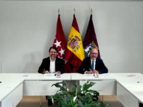 Dr. Arcos y Fernández durante la firma del convenio