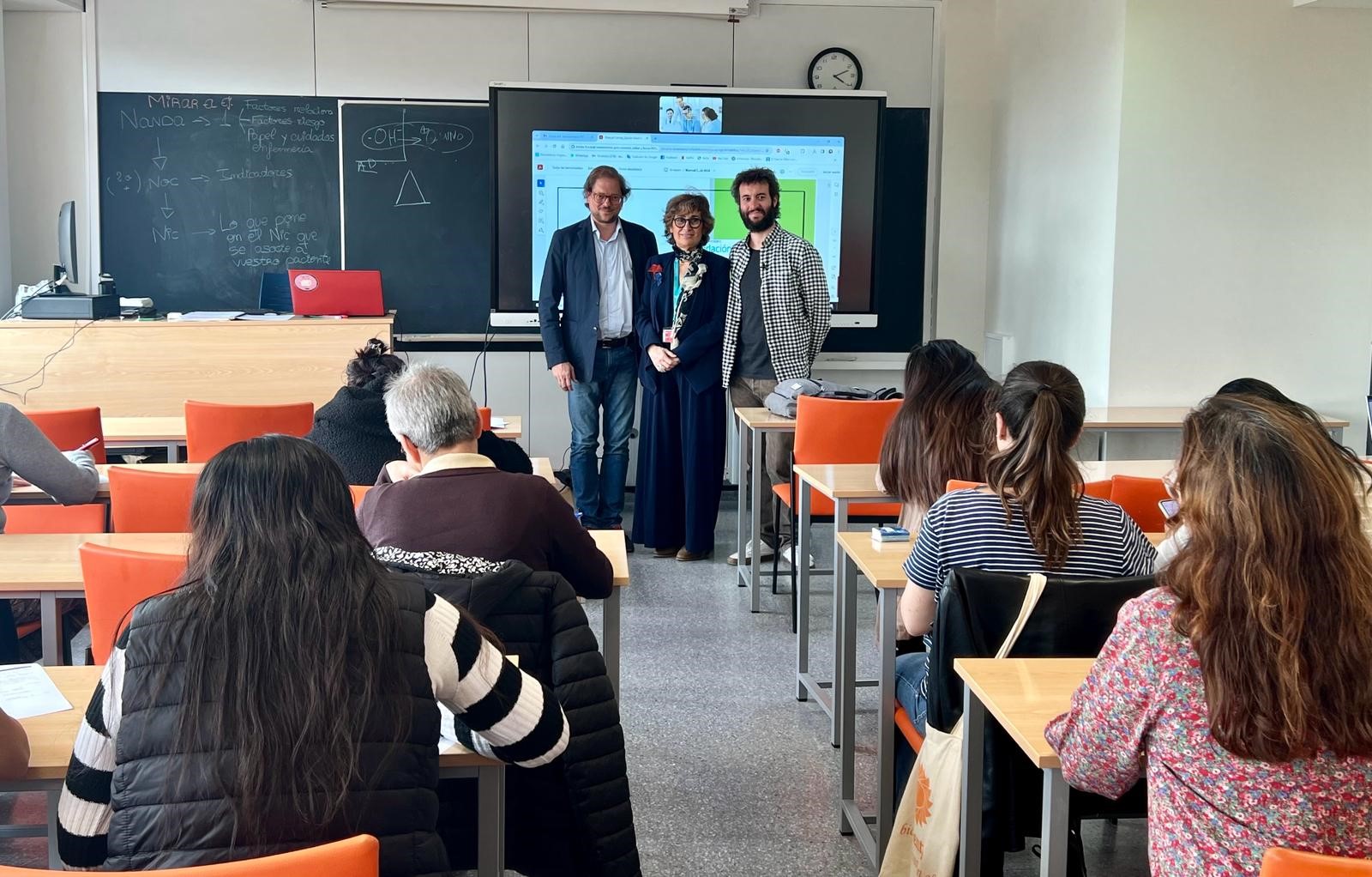 2024 04 15 Aurora Herraiz junto a Alfonso Loriga y al formador de curso para cuidadores, en la inauguración del mismo