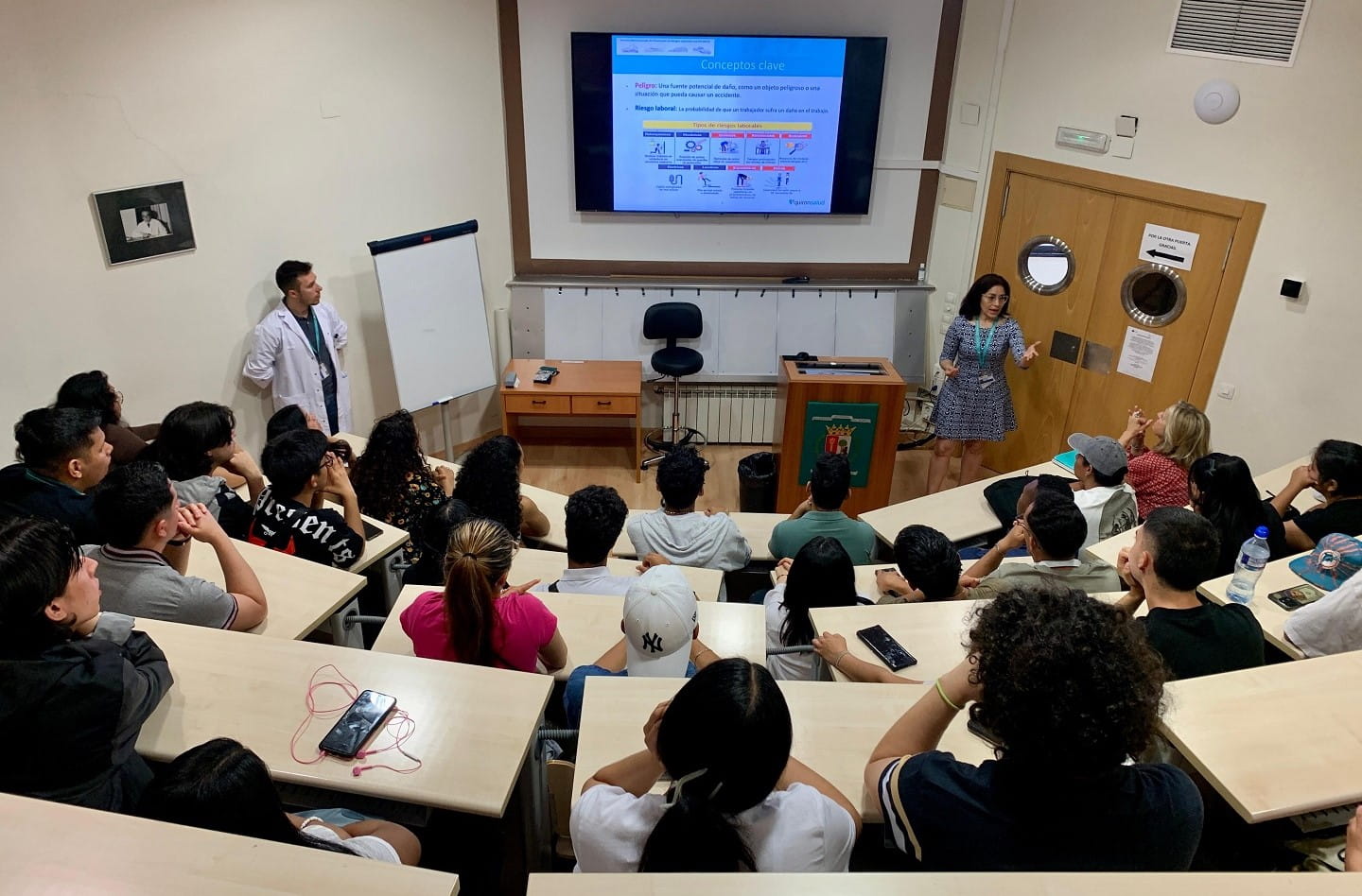 Distintos profesionales del hospital compartieron su experiencia y conocimientos con los asistentes, mostrando la diversidad de perfiles que hacen posible la atención integral a los pacientes