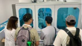 Tras las sesiones formativas, los participantes realizaron una visita guiada por distintas áreas del hospital, incluyendo el Laboratorio de Análisis Clínicos