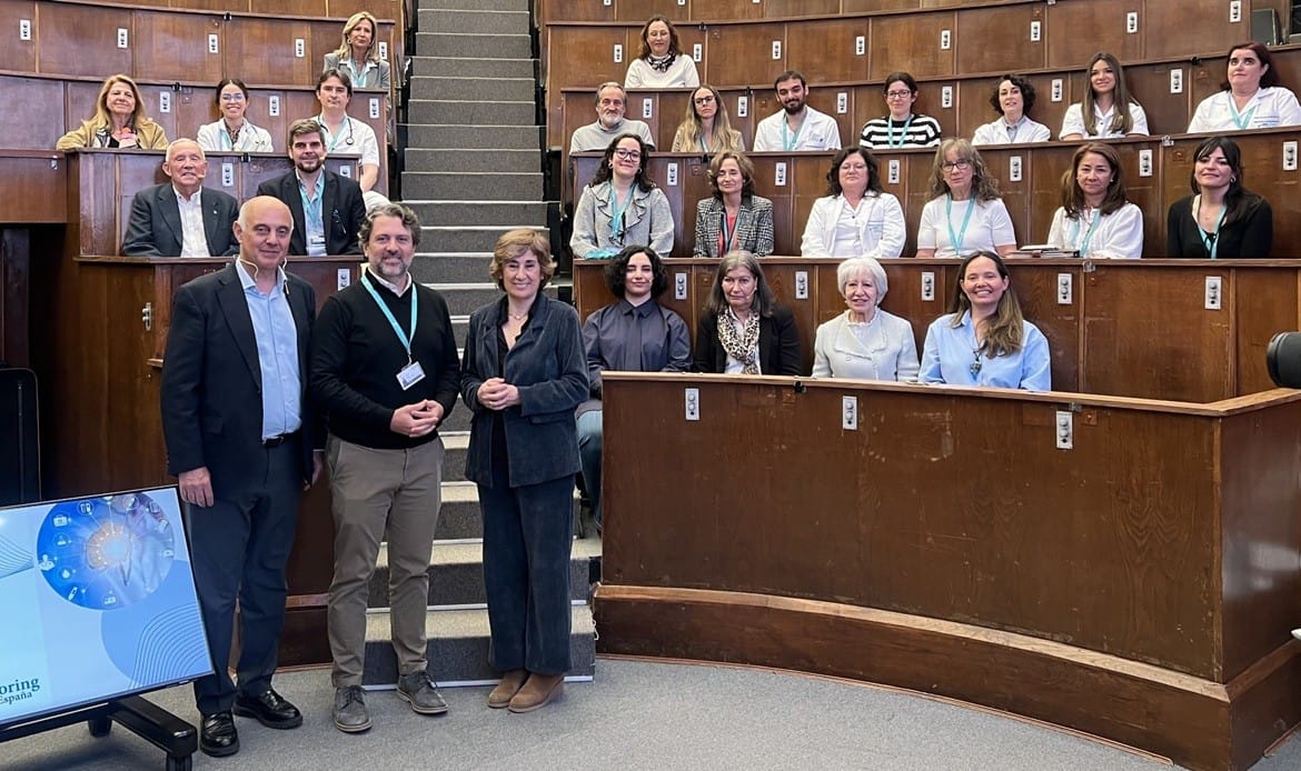 El Dr. Arcos rodeado de A. Herráiz y J. Rodríguez, junto a los participantes en la primera edición del Programa de Medical Mentoring de la FJD