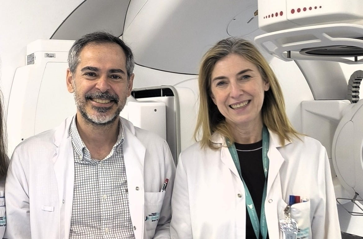 El Dr. J. Luna y M. Rincón en la sala del EVO de la FJD