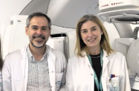 El Dr. J. Luna y M. Rincón en la sala del EVO de la FJD