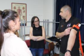 Juan José Pajuelo explica a los alumnos cómo y dónde colocar un torniquete prehospitalario