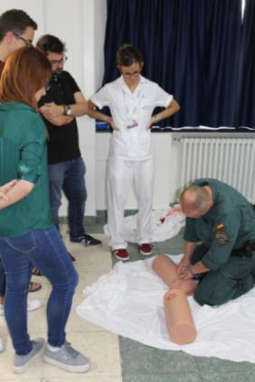 Un momento del taller sobre aplicación de agentes hemostáticos y vendajes compresivos