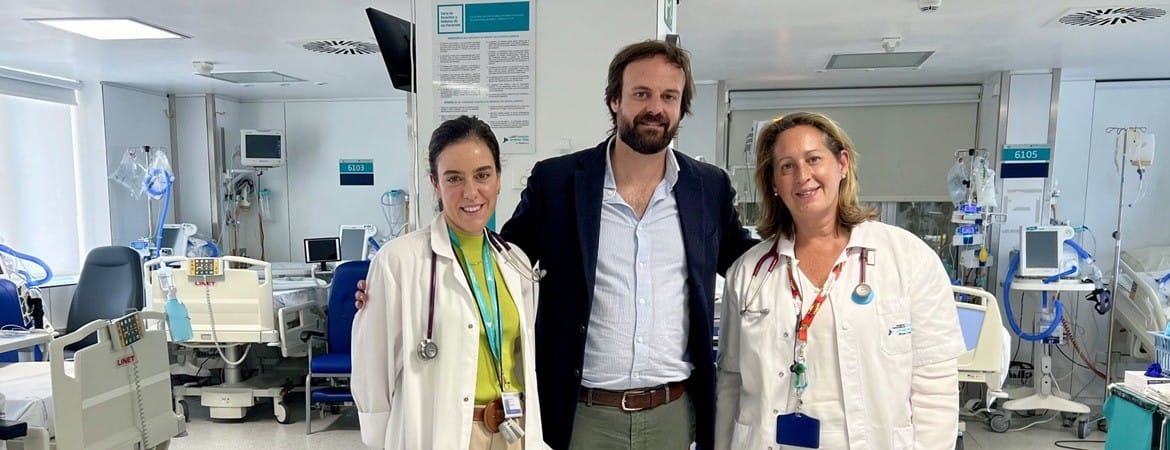 De izda a dcha, la Dra. A. Naya, D. Oliva y la Dra. S. Heili, en la UCIR de la Fundación Jiménez Díaz