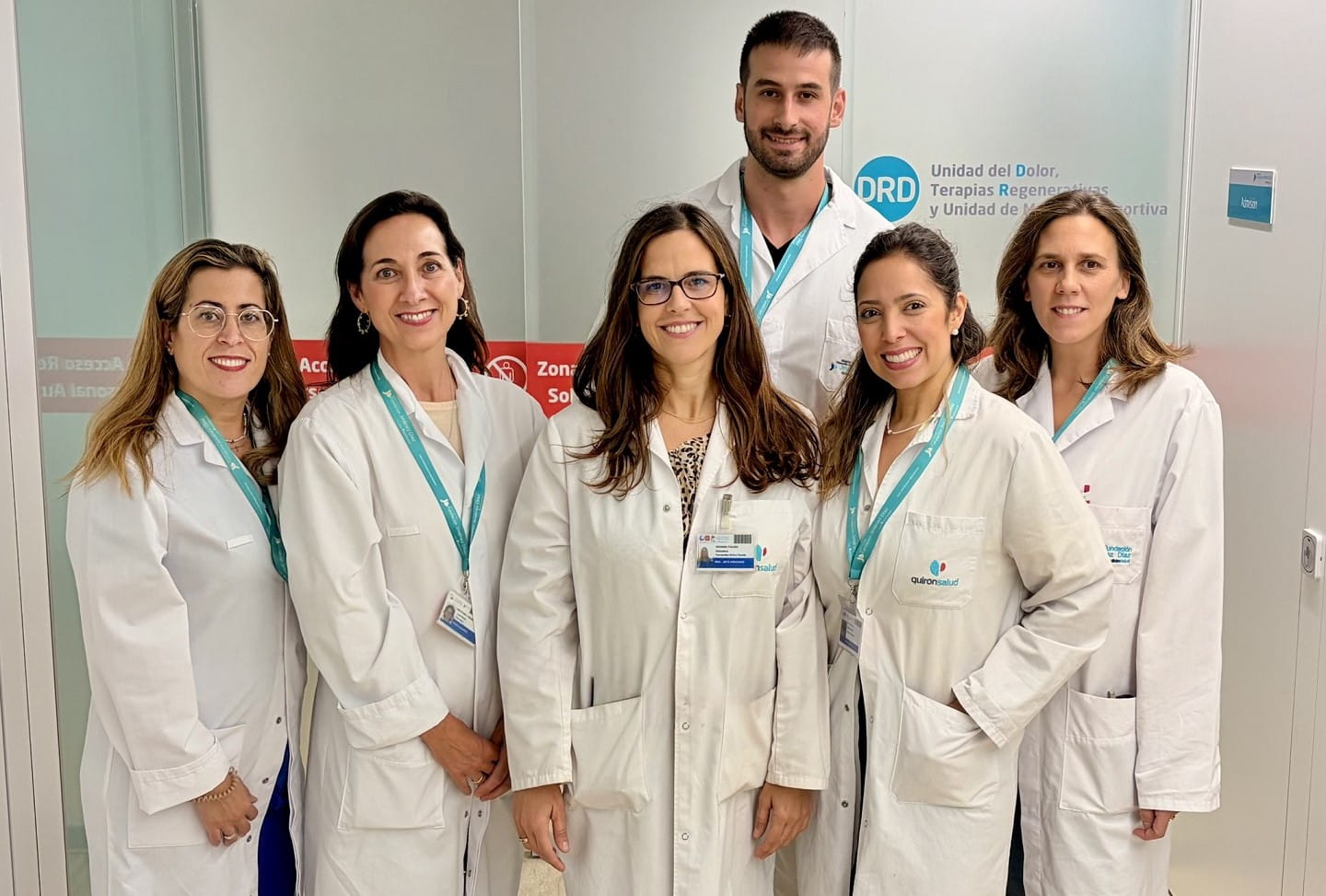 La Dra. Almudena Fernández-Bravo (centro), junto al resto del equipo médico de la unidad