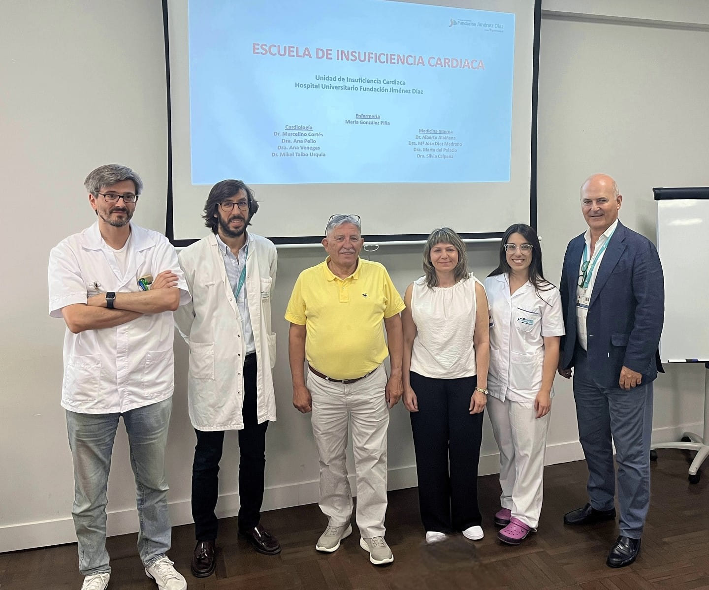 El Dr. Gómez (izda) y JM. Ortiz (centro) junto al equipo multidisciplinar de la FJD que imparte las sesiones de la Escuela de Insuficiencia Cardiaca