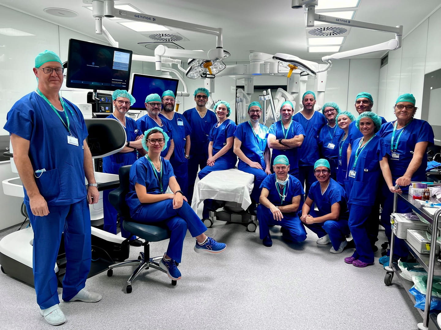 De izda a dcha, los drs L. Muñoz, P. Alcalde (jefe y coord. Bloque Quirúrgico), Díez, Muguruza, Villacampa, Cabello, García, Guadalajara, Salcedo, Villarejo, Ortega, Jiménez, Plaza, Sanz, Albi